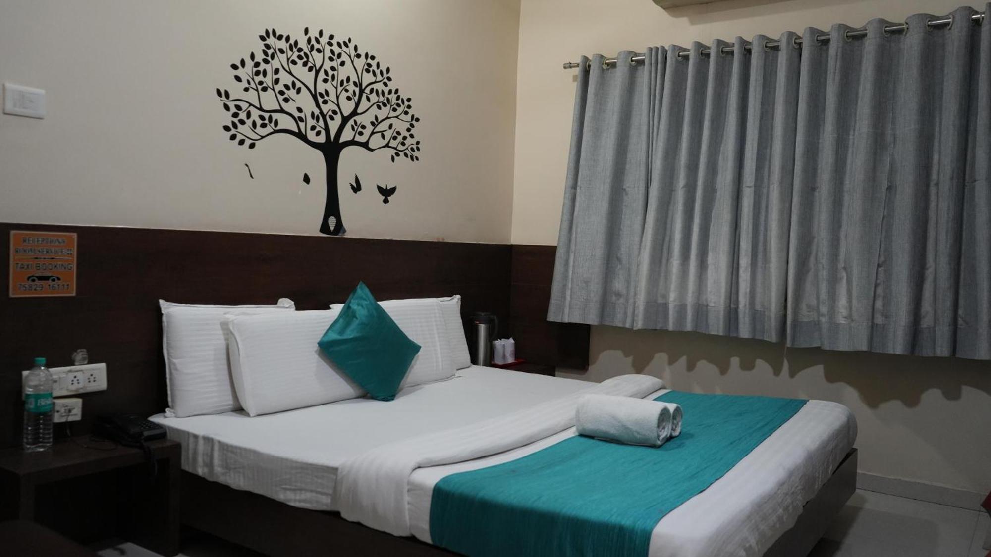 Hotel Satyug Ujjain Esterno foto
