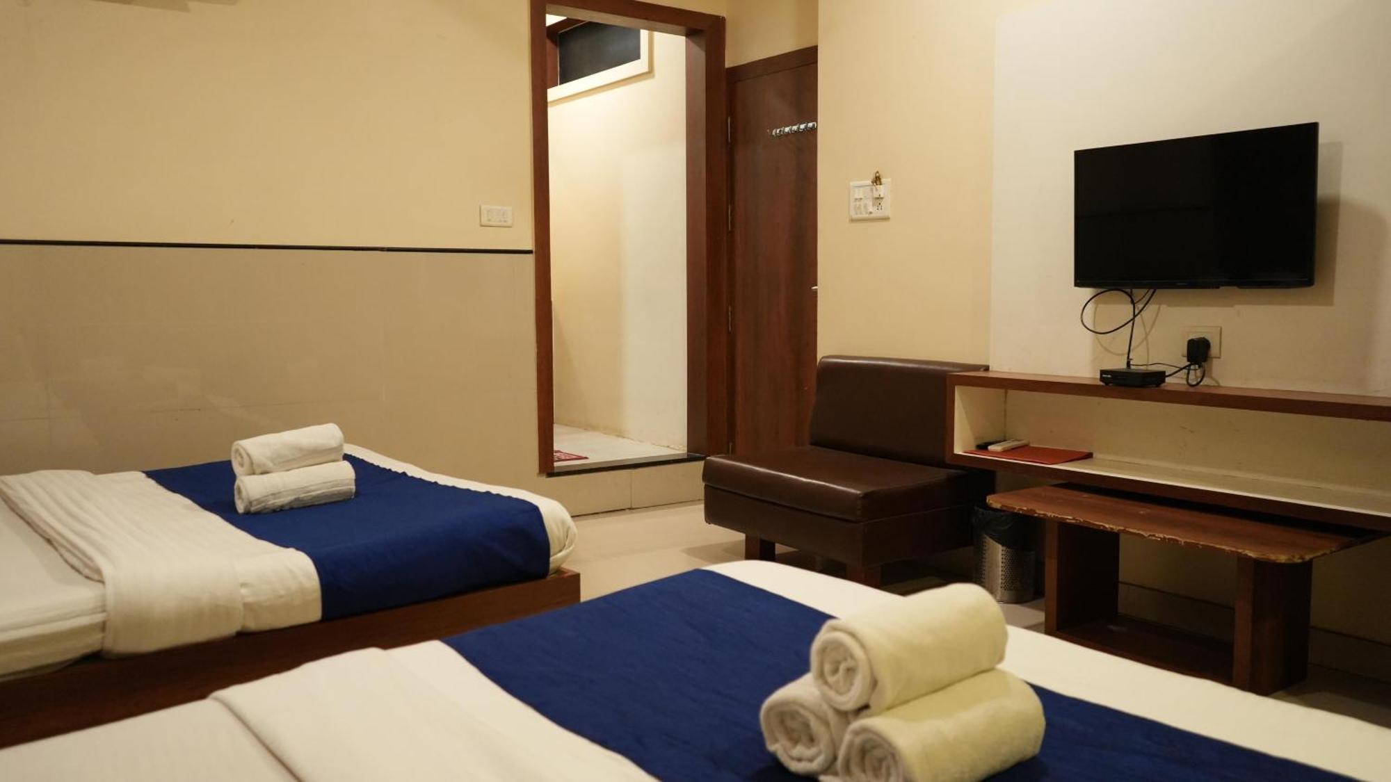 Hotel Satyug Ujjain Esterno foto
