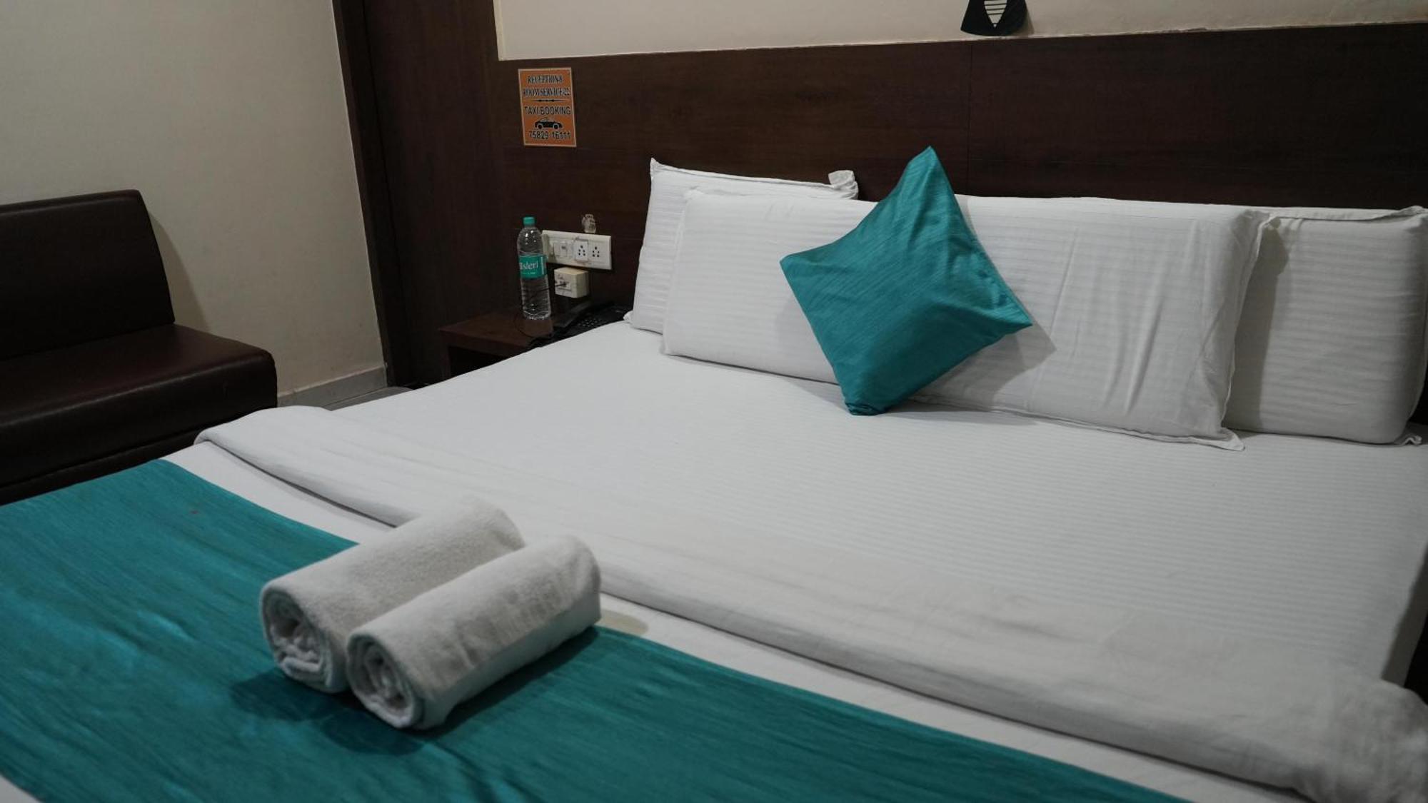 Hotel Satyug Ujjain Esterno foto