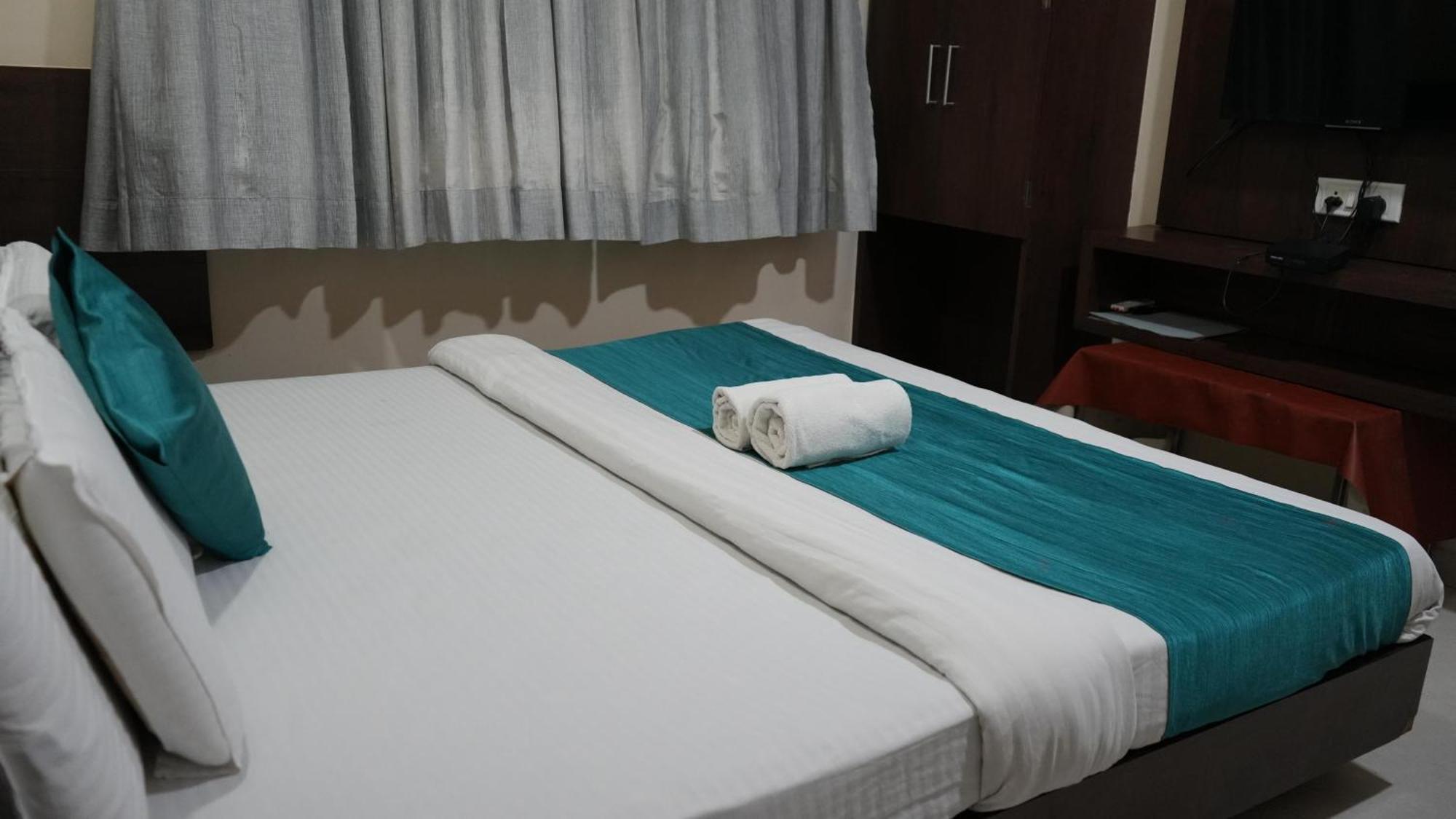 Hotel Satyug Ujjain Esterno foto