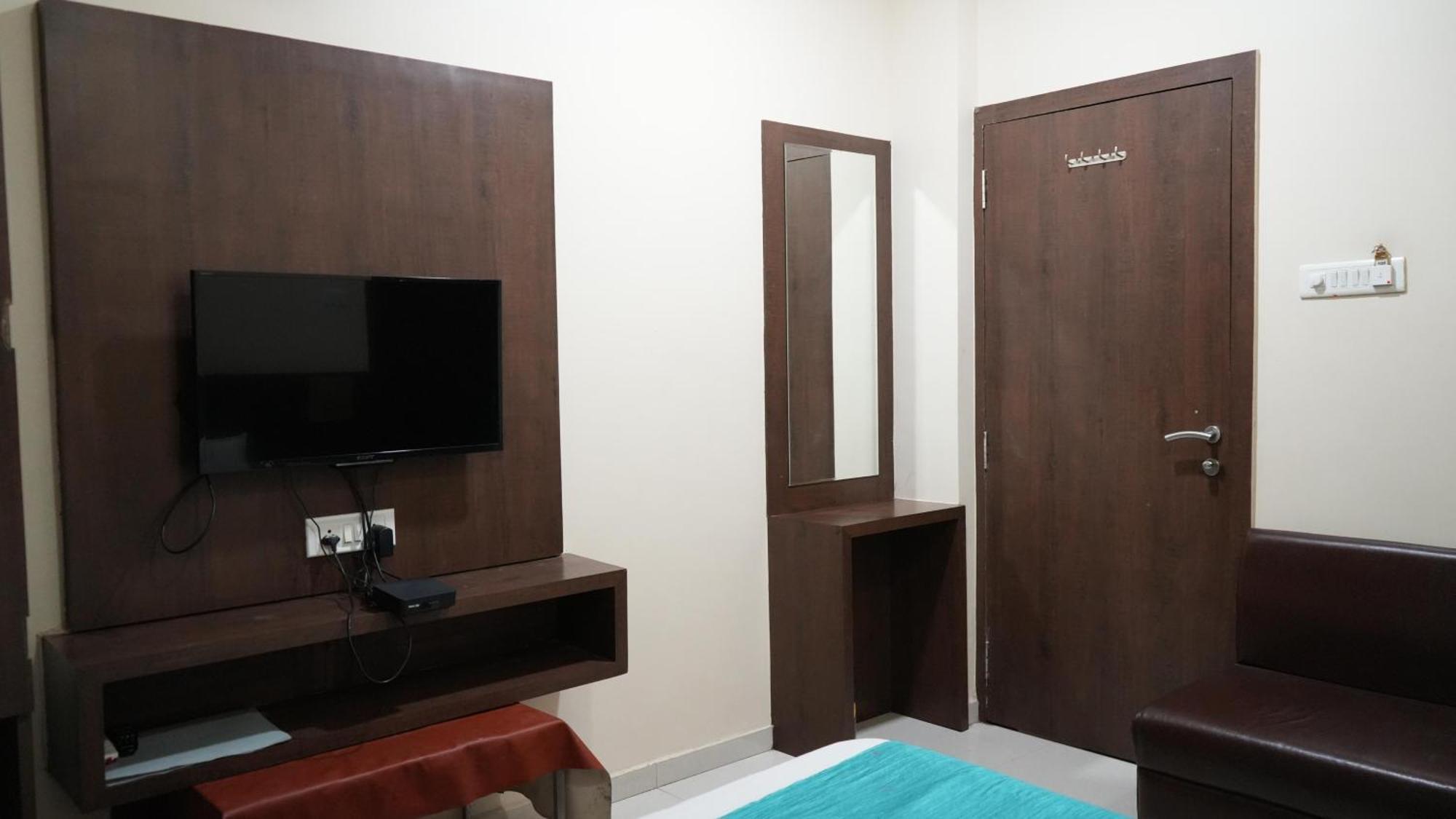 Hotel Satyug Ujjain Esterno foto